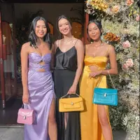 Sederet selebriti dan selebgram tanah air mendapat jamuan spesial dari rumah mewah asal Italia, Bulgari di Bali. Menempati Bulgari Resort Bali, selebriti seperti Tara Basro, Raline Shah, Elisa Rahajeng, Maria Rahajeng, dan masih banyak lagi saling adu gaya menenteng tas senilai Rp40jutaan. Intip potretnya. (instagram/elizrahajeng)