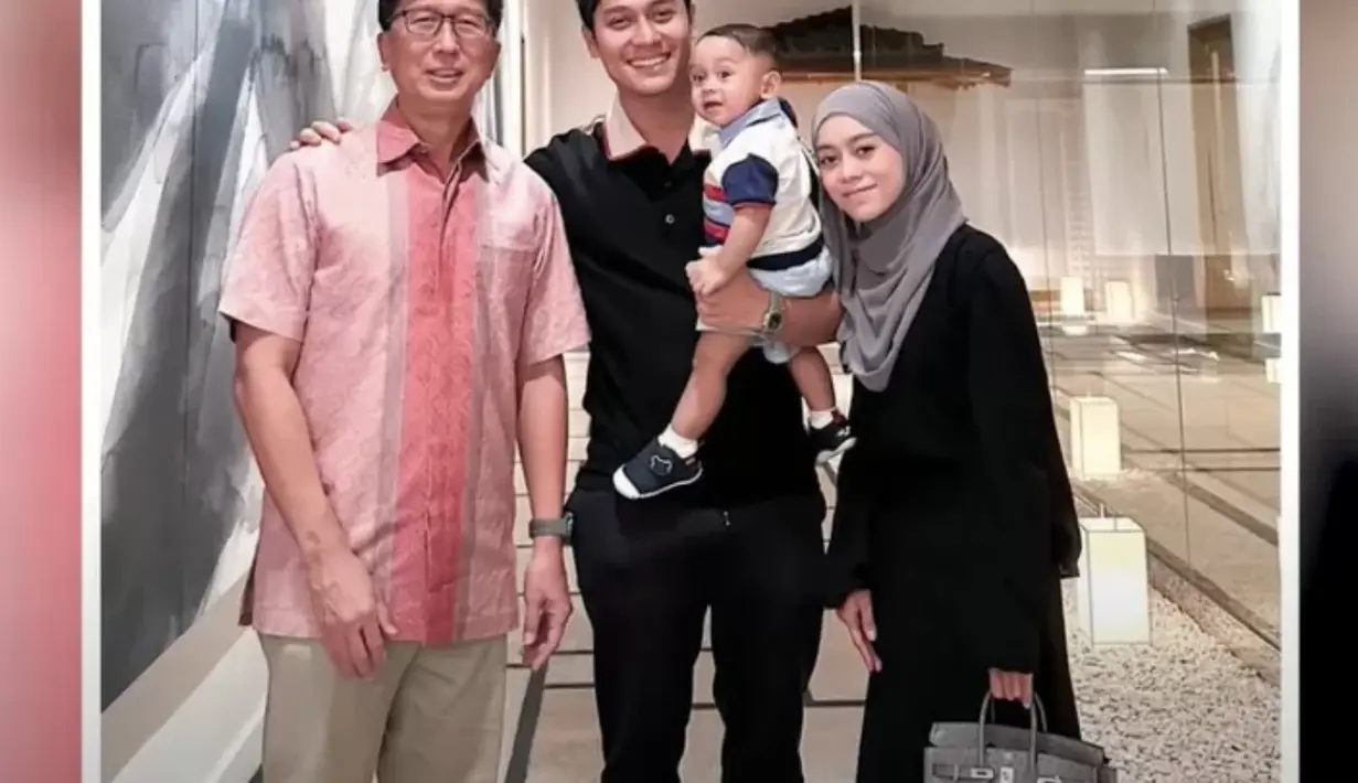 Lesti juga memiliki tas Birkin dengan warna abu-abu. Tas mewah ini tampil menawan saat dipadukan dengan gamis hitam. [Foto: Instagram/ Lesti Kejora]
