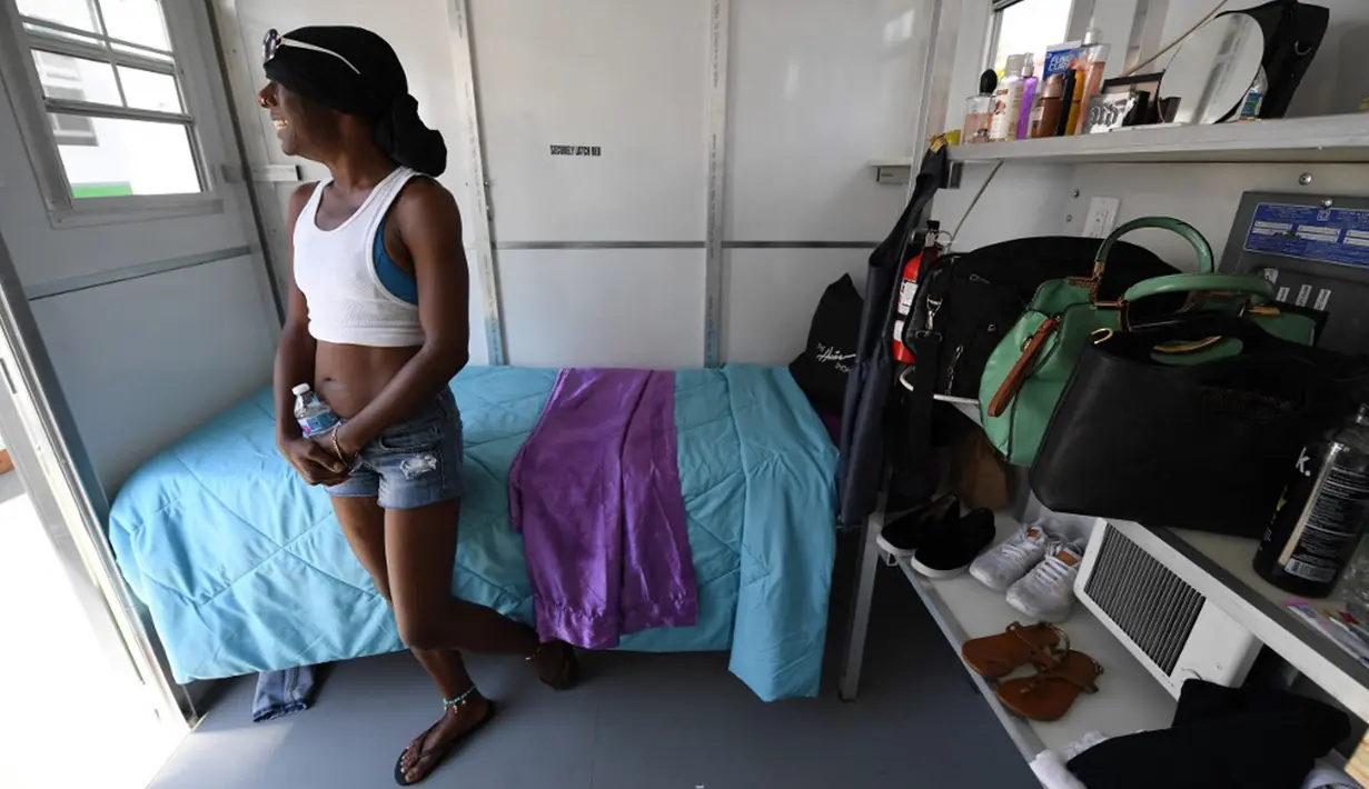 Zuri-Kinshasa Maria Terry (46) tersenyum dalam Rumah Kecil yang baru saja ia pindahi setelah menjadi tunawisma di Tarzana Tiny Home Village di lingkungan Tarzana, Los Angeles, California, Amerika Serikat, 9 Juli 2021. (Robyn Beck/AFP)
