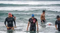 Menparekraf Sandiaga Uno mencoba berenang dan berlari di sekitar Pantai Paradise, Likupang. (dok. Biro Humas dan Komunikasi Publik Kemenparekraf)