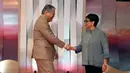 Sekretaris Urusan Luar Negeri Filipina Enrique Manalo (kiri) disambut oleh Menteri Luar Negeri Indonesia Retno Marsudi setibanya untuk Association of Southeast Asian Nations (ASEAN) Foreign Ministers Meeting atau Pertemuan Menteri Luar Negeri Perhimpunan Bangsa-Bangsa Asia Tenggara di Jakarta, Indonesia, Selasa, 11 Juli 2023. (AP Photo/Achmad Ibrahim, Pool)