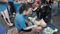 Anggota dari Perhimpunan Dokter Spesialis Anestesilogi dan Terapi Intensif mengajarkan kepada warga teknik Cardiopulmonary Resuscitation (CPR) saat sosialisasi siaga bencana di kawasan Bundaran HI, Jakarta, Minggu (15/4). (Merdeka.com/Iqbal S Nugroho)