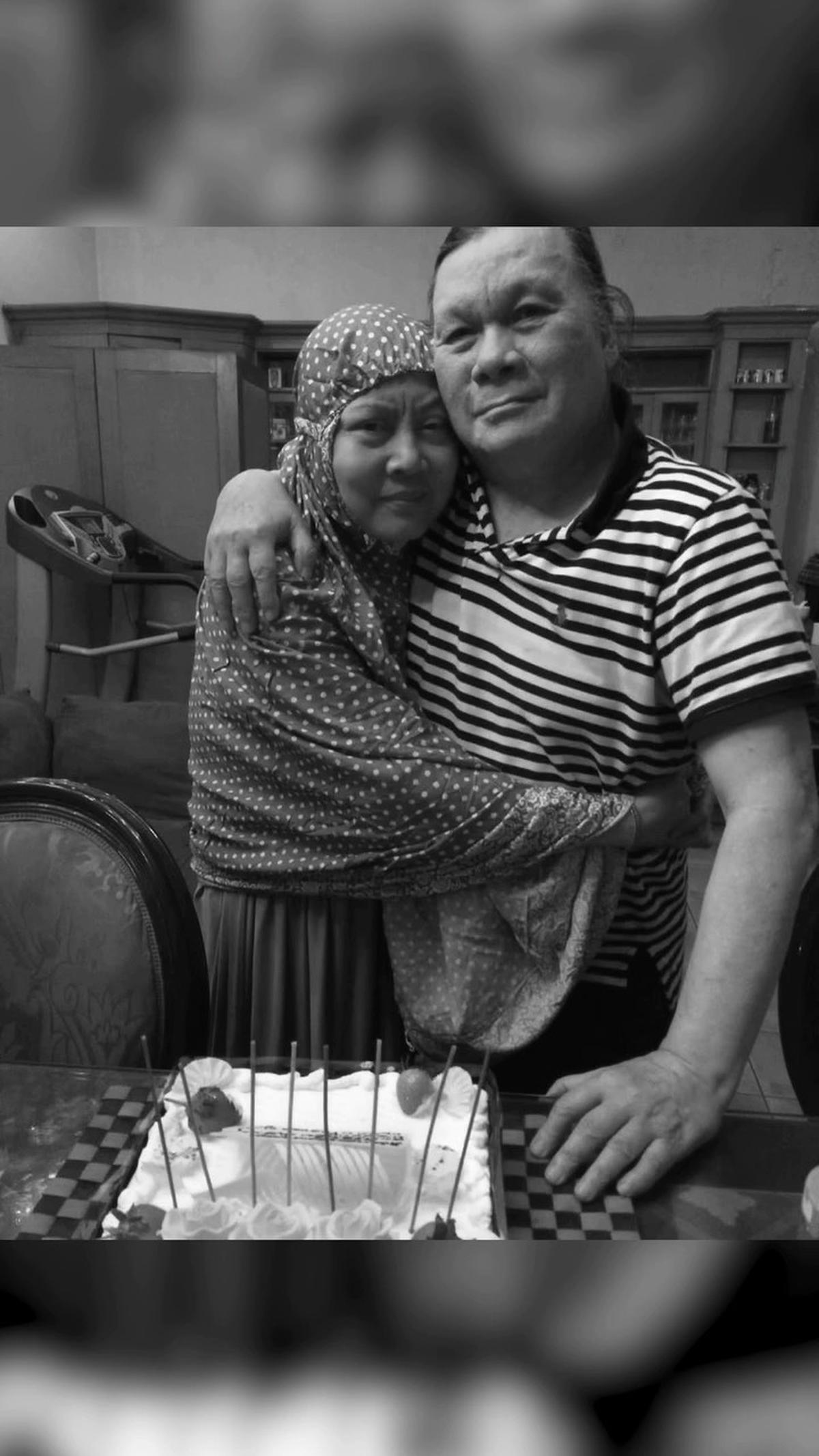 Momen Haru Pemakaman Ayah Baim Wong ada Disamping Istri