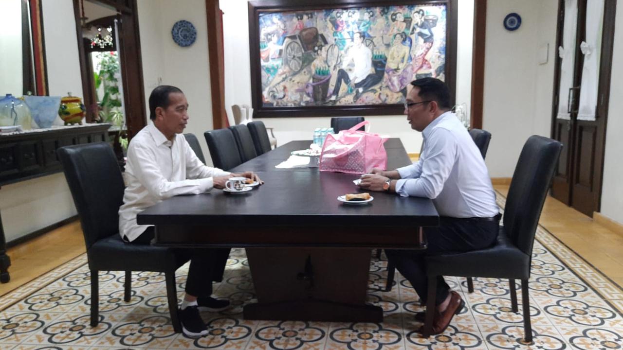 VIDEO: Pertemuan Ridwan Kamil & Jokowi di Solo Usai Makan dengan Prabowo, Bawa Kue Lapis Bogor