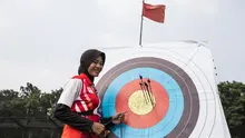 Pepanah Indonesia, Diananda Choirunisa, saat pemusatan latihan jelang Asian Games XVIII di Lapangan Panahan Senayan, Jakarta, Rabu (6/6/2018). Cabang panahan menargetkan satu medali emas pada Asian Games. (Bola.com/Vitalis Yogi Trisna)