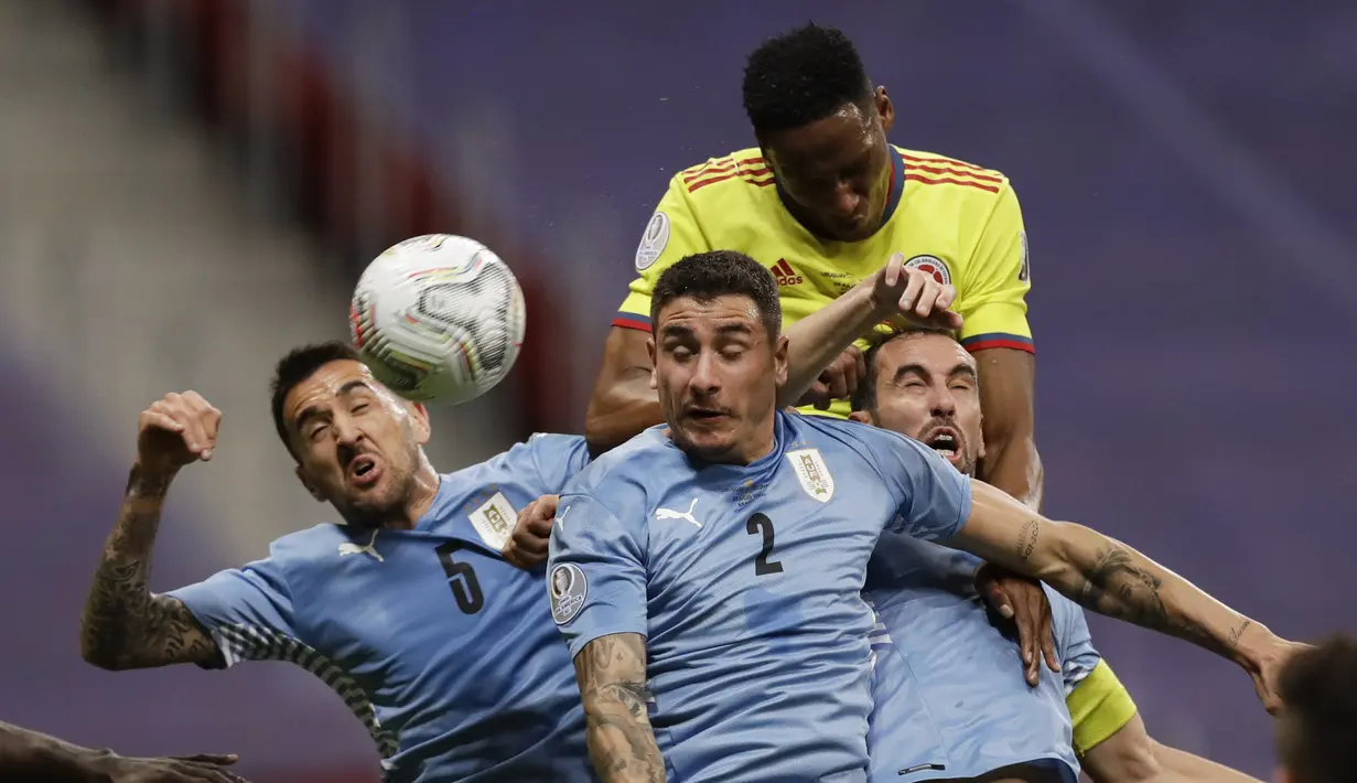 Bek timnas Kolombia, Oscar Murillo (atas) bersaing dengan pemain Uruguay, Matias Vecino, Jose Gimenez dan Diego Godin dalam laga perempat final Copa America 2021 di Stadion Nacional de Brasilia, Brasil, Minggu (4/7/2021) pagi WIB.  Kolombia menang adu penalti 4-2 (0-0). (AP Photo/Bruna Prado)