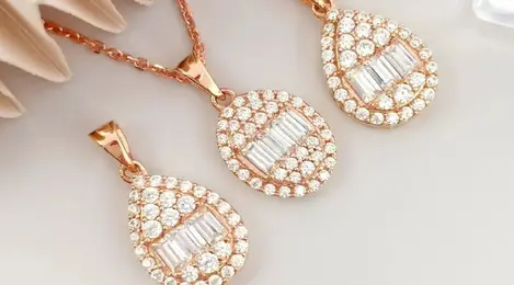 Tips Beli Perhiasan Emas Secara Online untuk Dipakai Sendiri ...