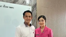 Dalam foto tersebut, Febby berpose mesra dan serasi bersama sang suami. Drajad Djumantara tampak gagah dalam seragam dinas berwarna putih, melengkapi potret harmonis mereka berdua. Kebersamaan pasangan ini memancarkan kehangatan dan kebahagiaan. (Liputan6.com/IG/@febbyrastanty)