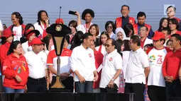 Presiden RI, Joko Widodo (tengah) bersama sejumlah menteri hadir pada gelaran Harmoni Indonesia 2018 di Kompleks Gelora Bung Karno, Jakarta, Minggu (5/8). Harmoni Indonesia adalah bernyanyi bersama secara serentak. (Liputan6.com/Helmi Fithriansyah)