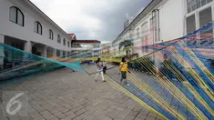 Pengunjung melintas diantara karya seni instalasi di Galeri Nasional, Jakarta, Jumat (28/10). Pameran bertema SEA+ Tiennale menampilkan 44 karya seni rupa dua dan tiga dimensi buah pemikiran 44 perupa dari 12 negara. (Liputan6.com/Helmi Fithriansyah)