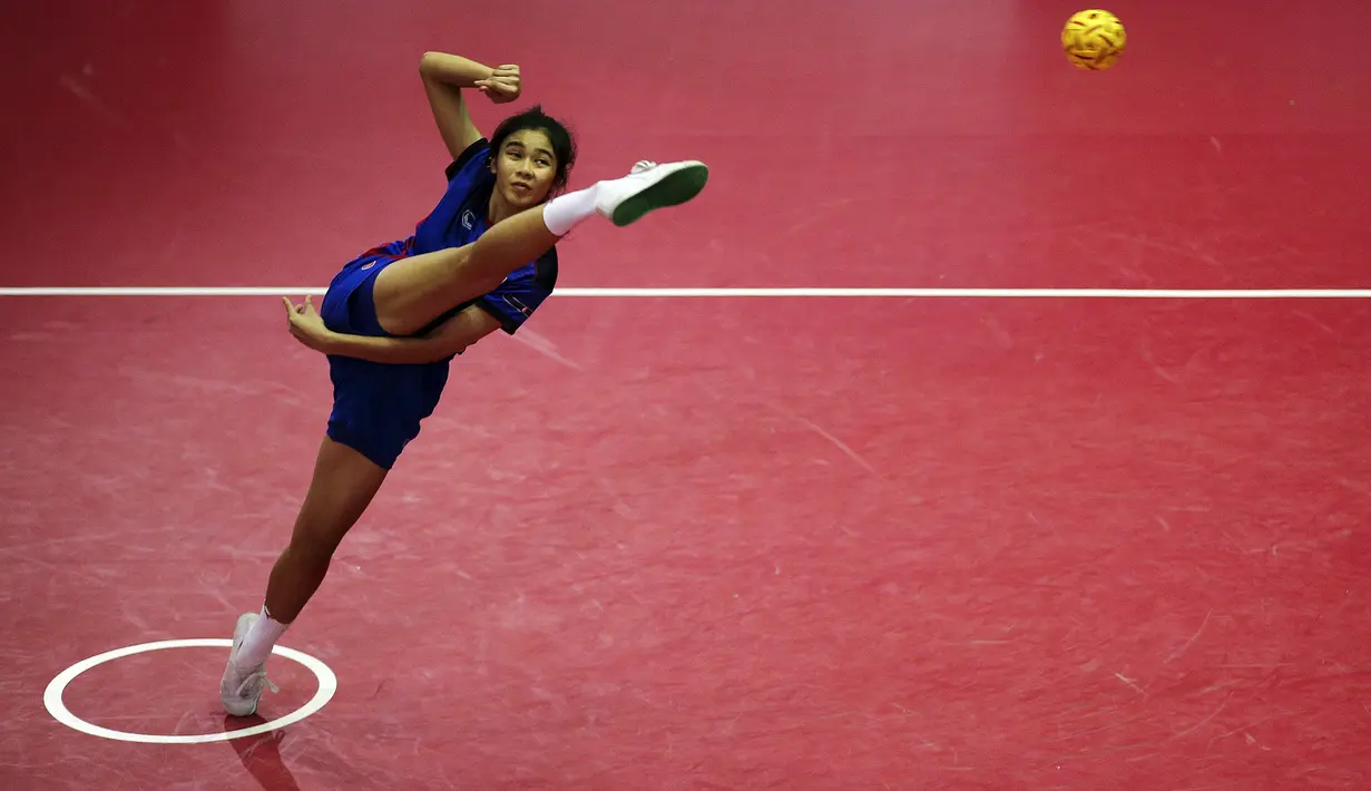 Pesepak takraw Thailand, Nipaporn Salupphon menendang bola pada laga ISTAF Super Series di Thailand, Jumat (22/10/2015). (Asia Sports Ventures/Action Images via Reuters)
