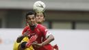 Pemain Bhayangkara FC, Indra Kahfi, berebut bola dengan pemain Semen Padang, Zitte Florent, pada laga Piala Presiden 2019 di Stadion Patriot, Jawa Barat, Minggu (3/3). Bhayangkara FC menang 4-2 atas Semen Padang. (Bola.com/M Iqbal Ichsan)