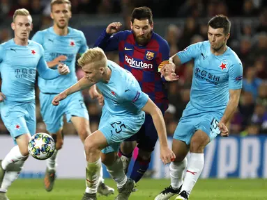 Penyerang Barcelona, Lionel Messi berusaha melewati pemain Slavia Praha, Michal Frydrych dan Ondrej Kudela pada pertandingan lanjutan Grup F Liga Champions di stadion Camp Nou, Spanyol (5/11/2019). Barcelona bermain imbang 0-0 atas Slavia Praha. (AP Photo/Joan Monfort)