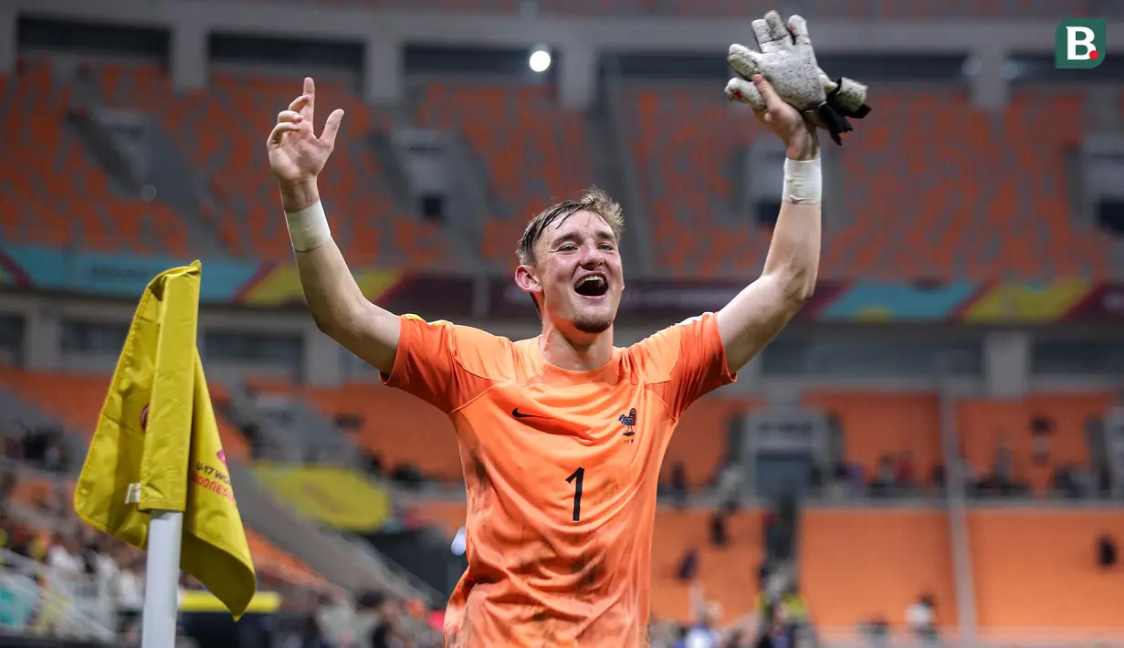 Selebrasi kemenangan kiper Timnas Prancis U-17, Paul Argney setelah mengalahkan Timnas Senegal 5-3 lewat adu penalti pada babak 16 besar Piala Dunia U-17 di Jakarta International Stadium, Jakarta Utara, Rabu (22/22/2023) malam WIB. (Bola.com/Bagaskara Lazuardi)