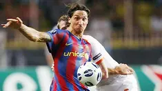 Penyerang Barcelona, Zlatan Ibrahimovic beraksi di laga Piala Super Eropa menghadapi Shakhtar Donetsk pada 28 Agustus 2009 di Stade Louis II di Monaco. AFP PHOTO/VALERY HACHE
