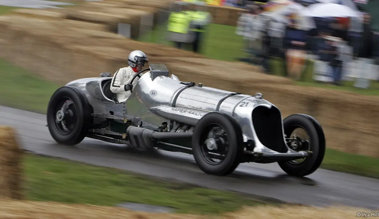 Napier-Railton: Mobil ini menjadi rekor tercepat pada ajang 24-hours di Bonneville Salt Flats di tahun 1936 dengan kecepatan tembus 242 km/h. Mesinnya menggunakan Napier Lion aero engine dengan kapasitas 23.900cc 12-silinder yang mampu menyemburkan tenaga hingga 586 bhp. (Source: supercars.net)