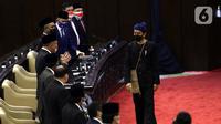 Presiden Joko Widodo atau Jokowi (kanan) saat mengikuti Sidang Paripurna DPR 2021 di Gedung Nusantara, Senayan, Jakarta, Senin (16/8/2021). Jokowi membacakan RUU APBN 2022 dan Nota Keuangan. (Liputan6.com/Angga Yuniar)