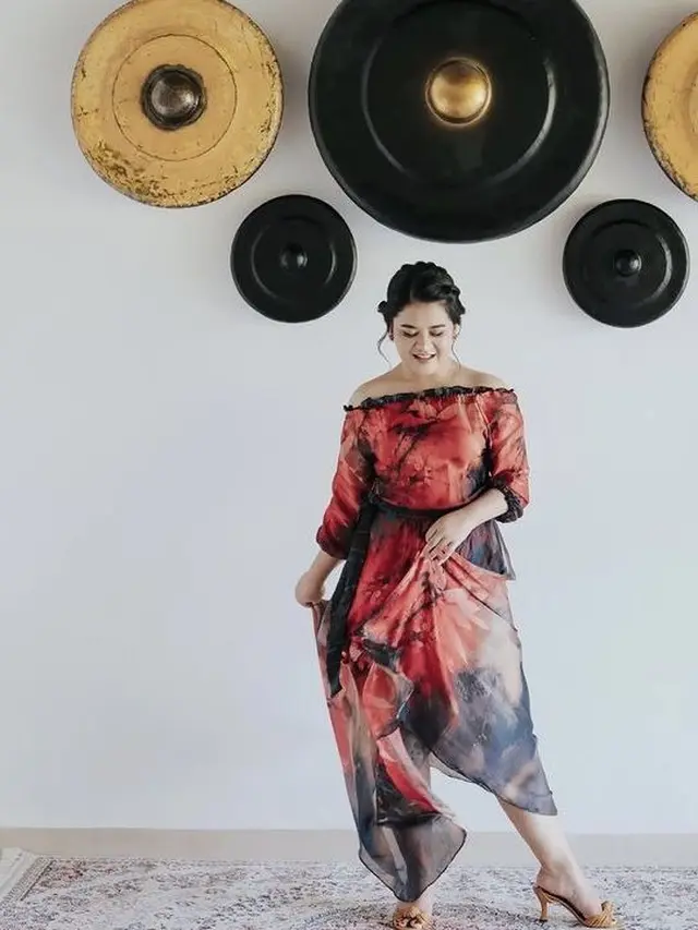Pakai Gaun Merah, Ini 6 Pemotretan Terbaru Kahiyang Ayu Pamer Bahu