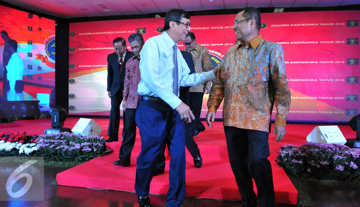 Kemenkumham Yasonna Laoly bersama Menteri Perindustrian, Saleh Husin usai peringatan hari kekayaan intelektual nasional tahun 2015, di Kantor Kemenkumham, Jakarta, Jum'at (30/10/2015). (Liputan6.com/Andrian M Tunay)