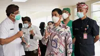 Wakil Menteri Kesehatan RI Dante Saksono Harbuwono berkunjung ke Puskesmas II Denpasar Selatan dan RSD Mangusada Badung, Bali untuk melihat pelayanan kesehatan geriatri pada 17 Juni 2021. (Dok Kementerian Kesehatan RI/JS)