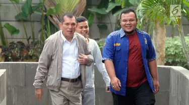 Mantan anggota DPR periode 2009-2014, Chairuman Harahap berjalan menuju Gedung KPK, Jakarta, Senin (24/6/2019). Politikus Partai Golkar tersebut diperiksa sebagai saksi untuk tersangka Markus Nari dalam kasus dugaan korupsi proyek e-KTP. (merdeka.com/Dwi Narwoko)