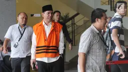 Bupati Hulu Sunga Tengah Kalsel nonaktif, Abdul Latif bersiap menjalani pemeriksaan penyidik di gedung KPK, Jakarta, Kamis (29/3). Abdul Latif diperiksa kasus dugaan menerima suap pembangunan Rumah Sakit Umum Daerah Damanhuri. (Merdeka.com/Dwi Narwoko)