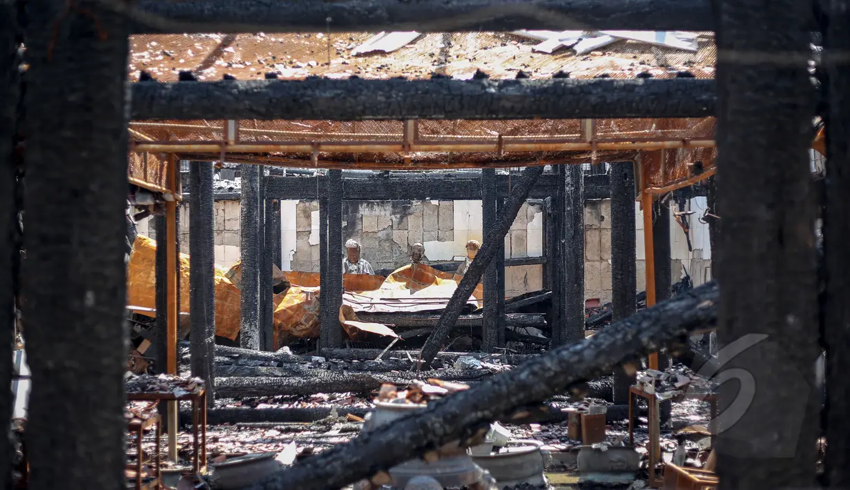 Deretan Patung Dewa yang terbakar di Wihara Dharma Bhakti, Jakarta, (5/6/2015). Gubernur DKI Jakarta Basuki Tjahaja Purnama meminta para pengusaha untuk membantu pembangunan Wihara Dharma Bhakti. (Liputan6.com/Faizal Fanani)