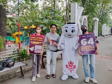 Maskot Piala Dunia 2022, La'eeb, berkeliling Indonesia untuk memeriahkan Piala Dunia 2022 yang akan berlangsung kurang dari sebulan lagi di Qatar. Pada hari pertamanya di Bekasi, Jumat (04/11/2022), La'eeb menyapa masyarakat dengan mengunjungi Hutan Kota Patriot, Bekasi. (Dok.SCM)