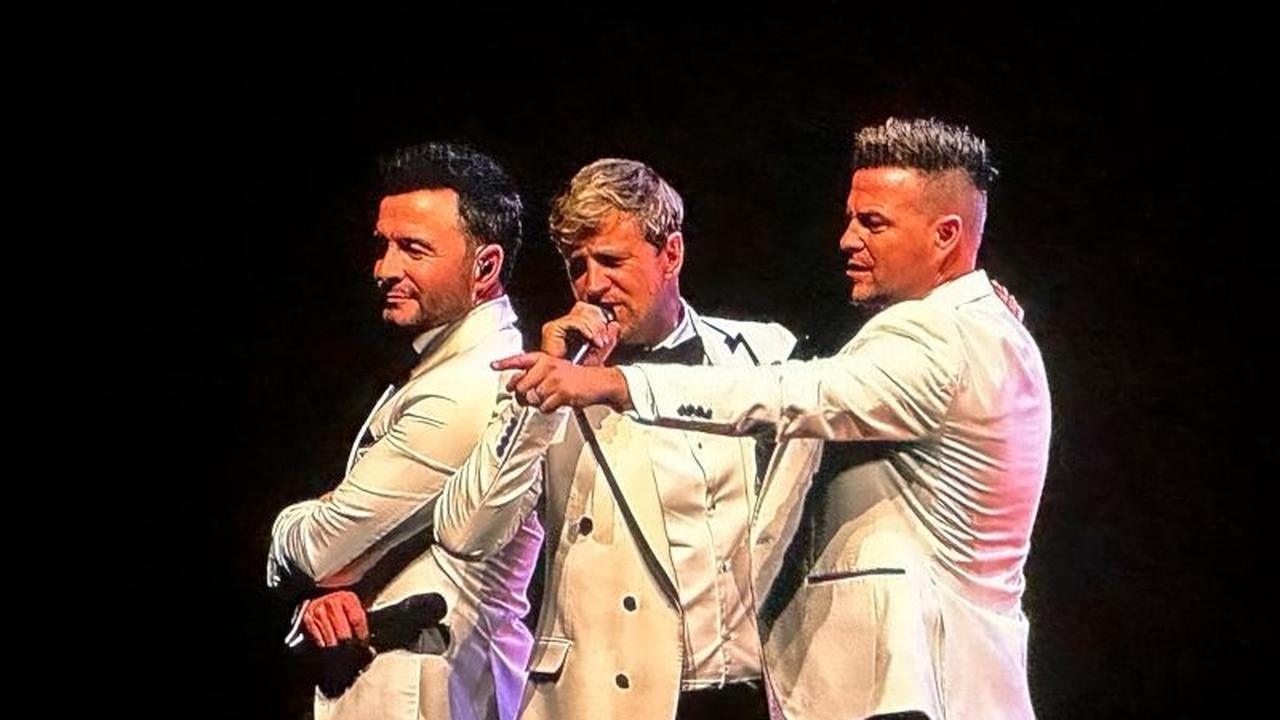 Konser Westlife "A Gala Evening" di Tangerang Pukau Ribuan Penonton dalam Balutan Nostalgia