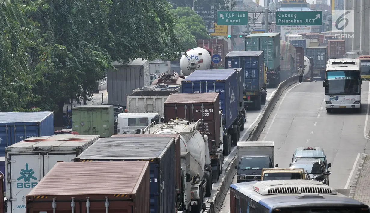 Kemacetan arus kendaraan saat melintas di Jalan Yos Sudarso arah Pelabuhan Tanjung Priok, Jakarta, Kamis (12/7). Kemacetan panjang kendaraan yang didominasi truk kontainer jadi pemandangan rutin di Tanjung Priok. (Merdeka.com/Iqbal S. Nugroho)