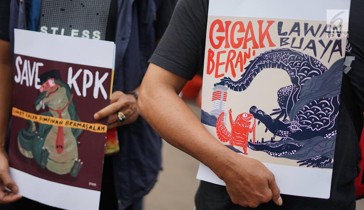 Massa gabungan membawa poster saat menggelar aksi damai terkait pemilihan calon pimpinan KPK di Jakarta, Kamis (5/9/2019). Massa menuntut Presiden Joko Widodo memilih pimpinan KPK yang bersih dan jujur karena banyaknya polemik seputar Capim KPK. (Liputan6.com/Immanuel Antonius)
