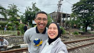 Azelia Trifiana (36) dan suaminya yang tertahan dalam kereta api imbas banjir di Pekalongan  (Dokumentasi pribadi Azelia)