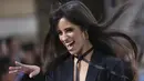 Camila Cabello tertawa saat berjalan di catwalk memakai kreasi dari koleksi L'Oreal Ready To Wear Spring-Summer 2020 selama pekan mode di Paris (28/9/2019). Penyanyi 22 tahun ini tampil seksi mengenakan blazer dan celana hitam yang menjuntai di landasan. (Photo by Vianney Le Caer/Invision/AP)