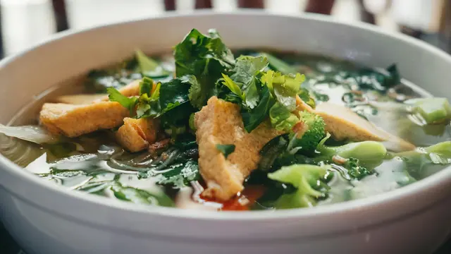 Sup Tahu dan Sayuran Hijau