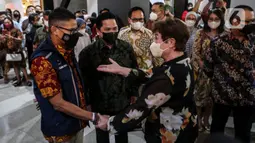 Menteri BUMN Erick Thohir bersama Menteri Pariwisata dan Ekonomi Kreatif (Menparekraf), Sandiaga Uno menyambut Direktur Pelaksana Dana Moneter Internasional (IMF) Kristalina Georgieva saat mengunjungi Gedung Sarinah, Jakarta, Minggu (17/7/2022). (Liputan6.com/Johan Tallo)