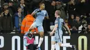 Pemain Manchester City, Gabriel Jesus (kiri) merayakan gol bersama rekannya Kevin De Bruyne saat melawan West Ham  , pada lanjutan Premier League pekan ke-23 di Olympic Stadium, Rabu (1/2/2017). City menang 4-0.  (AP/Frank Augstein)