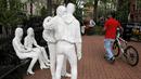 Sebuah patung yang disebut 'Gay Liberation' terlihat di Christopher Park, Greenwich Village New York City, AS, (9/5). Patung ini dibuat pada tahun 1979 oleh pematung George Segal. (REUTERS / Brendan McDermid)