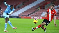 Pemain Liverpool Georginio Wijnaldum (kiri) melakukan tembakan ke gawang saat pemain Southampton Jack Stephens berusaha membloknya pada pertandingan Liga Inggris di St Mary's Stadium, Southampton, Inggris, Senin (4/1/2021). Southampton menang 1-0 atas Liverpool. (AP Photo/Adam Davy,Pool)