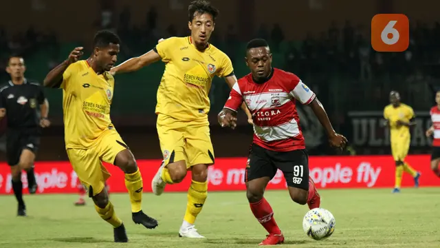Madura United vs Semen Padang