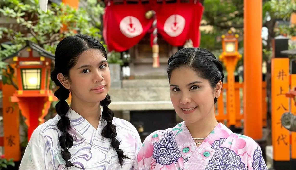 Bak pinang dibelah dua, Annisa Pohan berpose bersama sang buah hati Almira. Keduanya mengenaka kimono atau busana khas Jepang. Annisa Pohan tampil awet muda dengan kimono bernuansa merah muda bermotif floral dengan obi pink. [Foto: Instagram/annisayudhoyono]