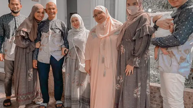 Ikuti Jejak Orang Tua, Ini 6 Potret Artis Senior Tanah Air Bareng Anak Perempuannya