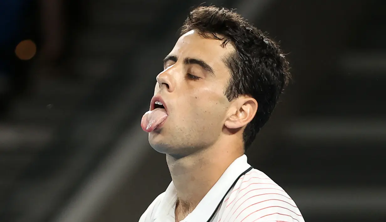 Reaksi Jaume Munar dari Spanyol saat melawan petenis Rusia Aslan Karatsev dalam pertandingan tunggal putra pada hari pertama turnamen tenis Australia Open di Melbourne, 17 Januari 2022. (Martin KEEP / AFP)