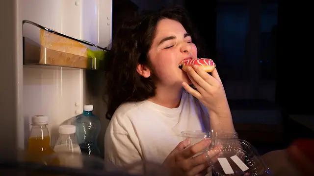 Bukan Rakus! Ini Alasan Kenapa Kita Makan Lebih Sering Saat Cemas - 2