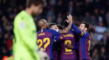Penyerang Barcelona, Dembele bersama rekan setimnya merayakan gol ke gawang Levante pada leg kedua babak 16 besar Copa del Rey di Stadion Camp Nou, Kamis (17/1). Barcelona berhasil lolos ke perempat final setelah membantai Levante 3-0. (AP/Manu Fernandez)