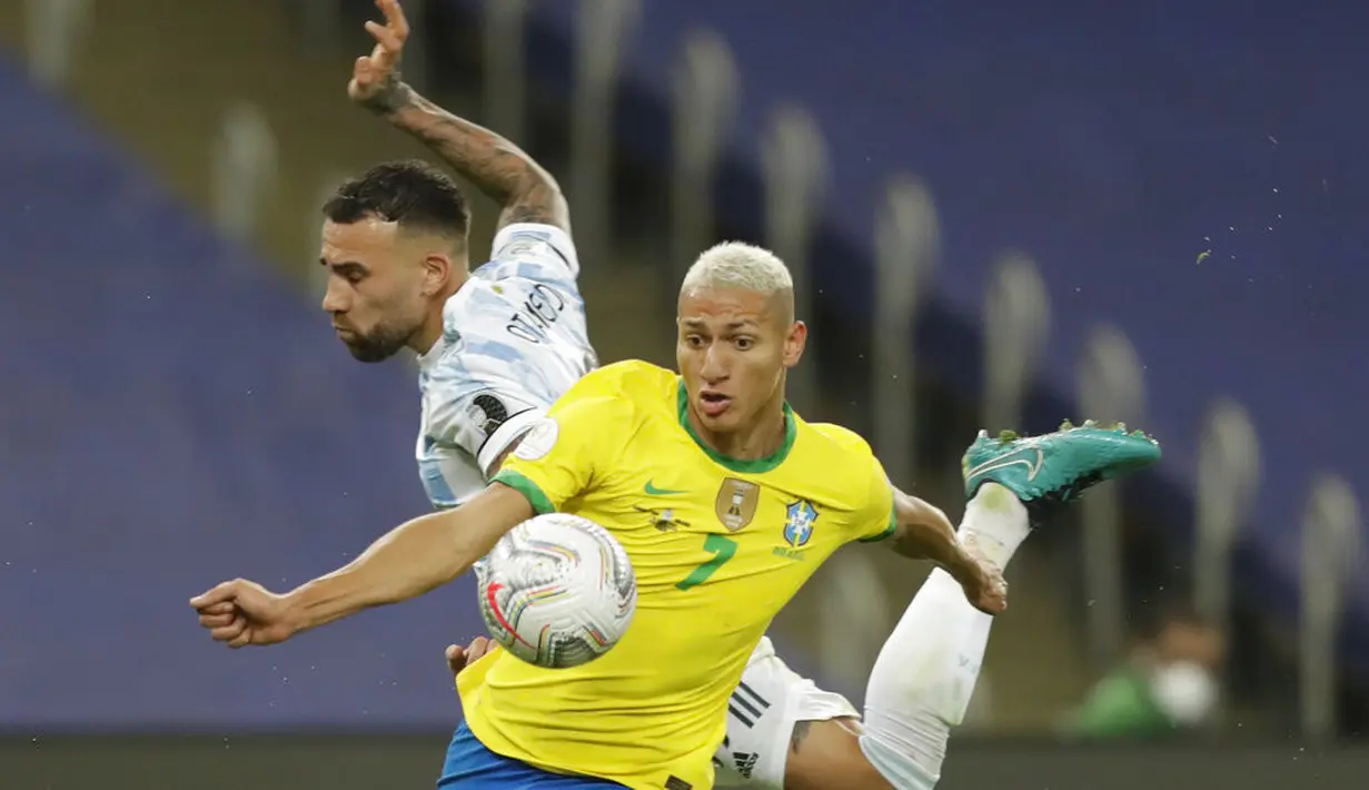 Penyerang Brasil, Richarlison berebut bola dengan bek Argentina, Nicolas Otamendi battle pada pertandingan final Copa America di stadion Maracana di Rio de Janeiro, Brasil, Minggu (11/7/2021). Argentina menang tipis atas Brasil 1-0 berkat gol tunggal Angel Di Maria. (AP Photo/Andre Penner)
