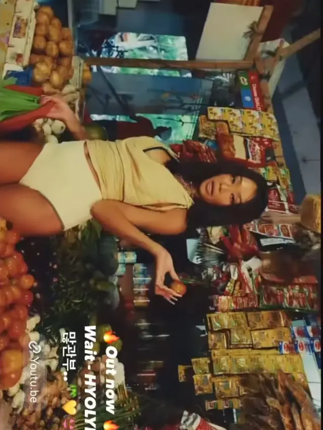 Hyolyn Penyanyi Korea Selatan yang Bergaya di Depan Toko Kelontong.[@xhyolynx]