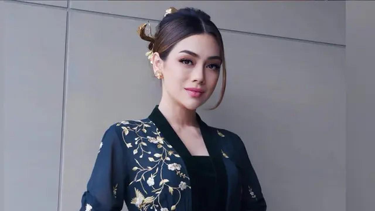 Tampil Unik dengan Kebaya Model Kimono, Lihat Pesonanya dari Penampilan Celine Evangelista hingga Tissa Biani