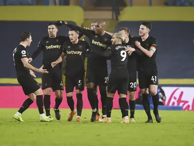 Bek West Ham, Angelo Ogbonna (tengah) berselebrasi dengan rekan-rekannya usai mencetak gol ke gawang Leeds United pada pertandingan lanjutan Liga Inggris di stadion Elland Road di Leeds, Inggris, Sabtu (12/12/2020). West Ham menang tipis atas Leeds United 2-1. (Oli Scarff, Pool via AP)