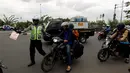 Petugas kepolisian memberhentikan pengendara motor saat Operasi Zebra Jaya 2017 di Daan Mogot, Jakarta, Selasa (7/11). Operasi Zebra yang digelar 1 November- 14 Desember 2017 tersebut secara serentak dilakukan se-Indonesia. (Liputan6.com/Johan Tallo)