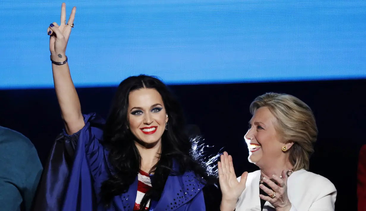 Katy Perry menemani Hillary Clinton menyapa pendukungnya di atas panggung saat tampil dalam kegiatan kampanye di Philadelphia, Pennsylvania, AS (5/11). (Reuters/Lucas Jackson)